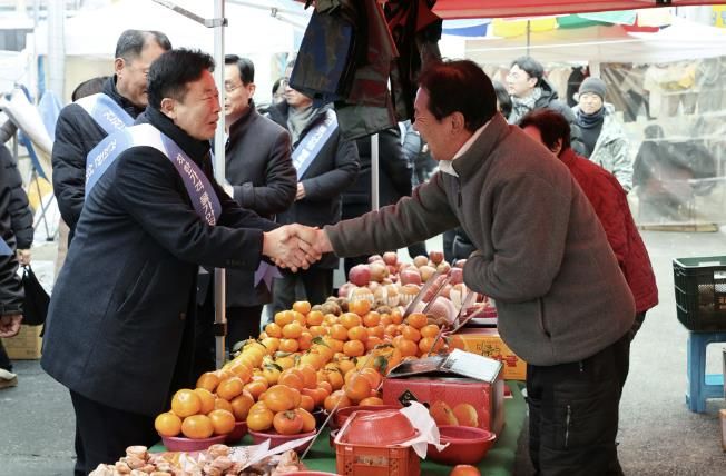 가평군, 설 명절 앞두고 전통시장 물가 점검