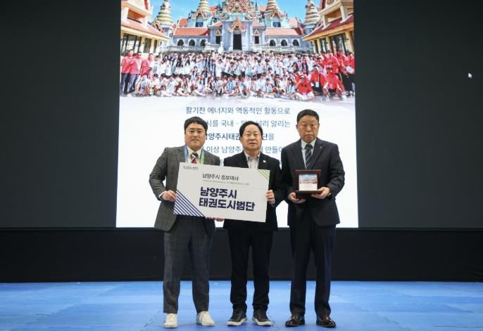 위촉패를 전달하는 주광덕 시장