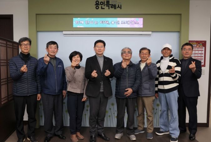 이상일 용인특례시장이 5일 용인시양봉연구회와 간담회를 마친 뒤 회원들과 기념사진 촬영을 하고 있다
