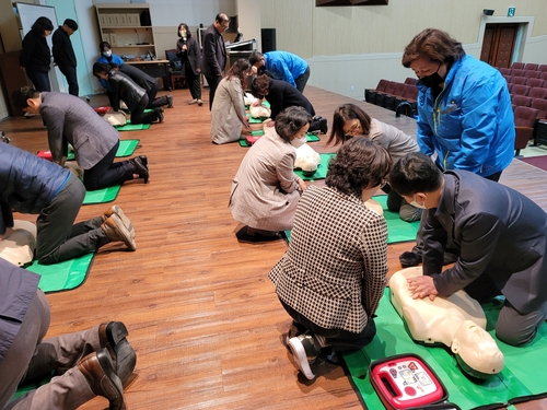 안산시는 시민들의 재난 안전 대응 능력을 높이기 위해 동 행정복지센터에서 '찾아가는 VR 안전체험 교육'을 운영한다고 18일 밝혔다. /안산시 제공